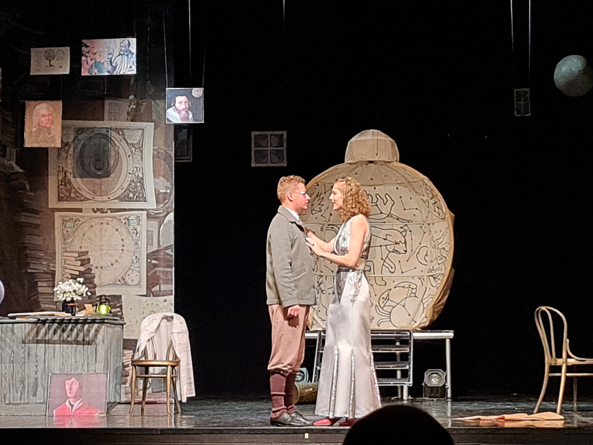 — О, не шутите, мадам. Весь город притаился за окнами.— Но они же спят.— Даже если спят, они и во сне подглядывают.