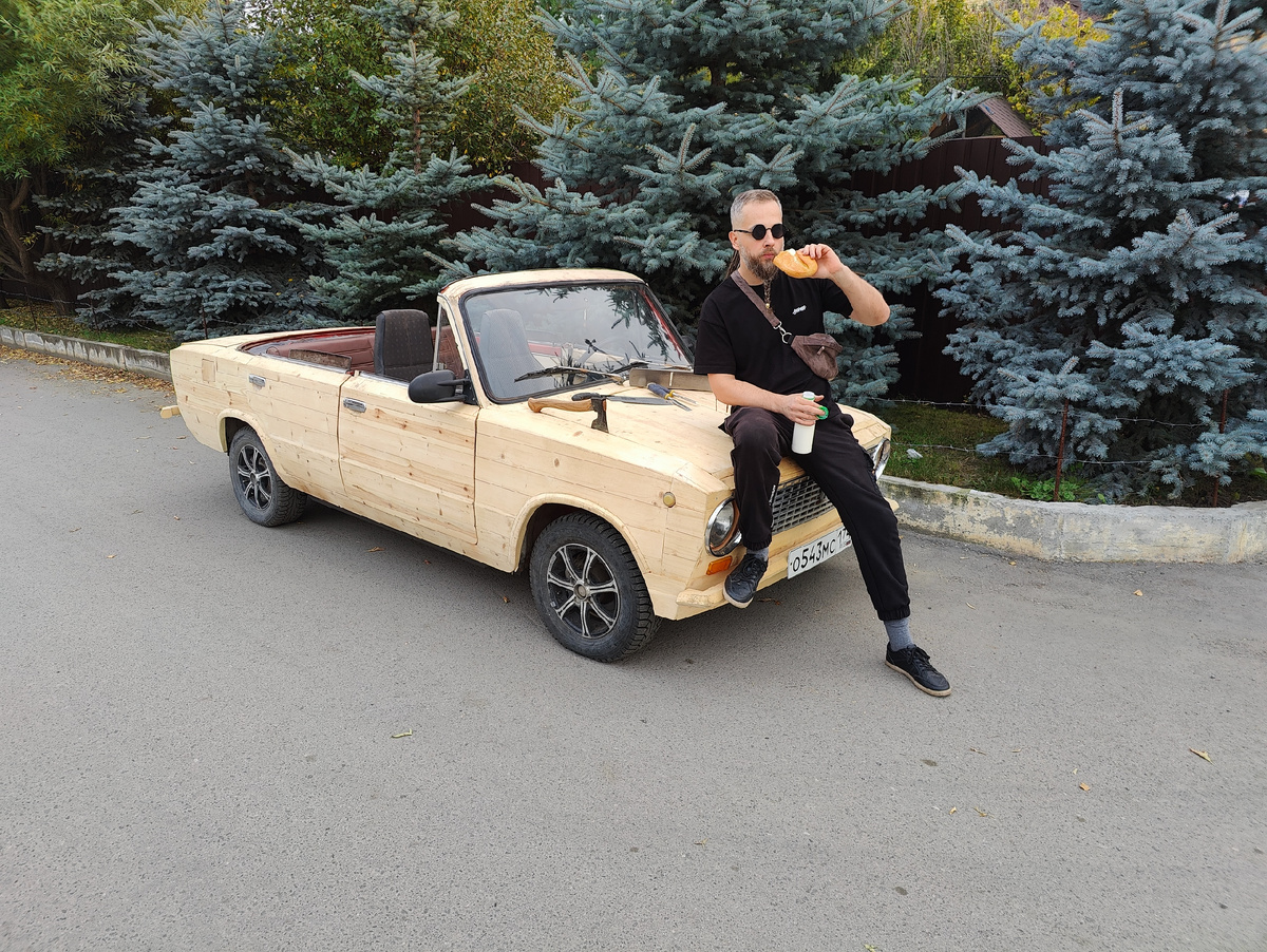 Михаил Щербаков и деревянный кабриолет. Фото: Михаил Щербаков / vk.com