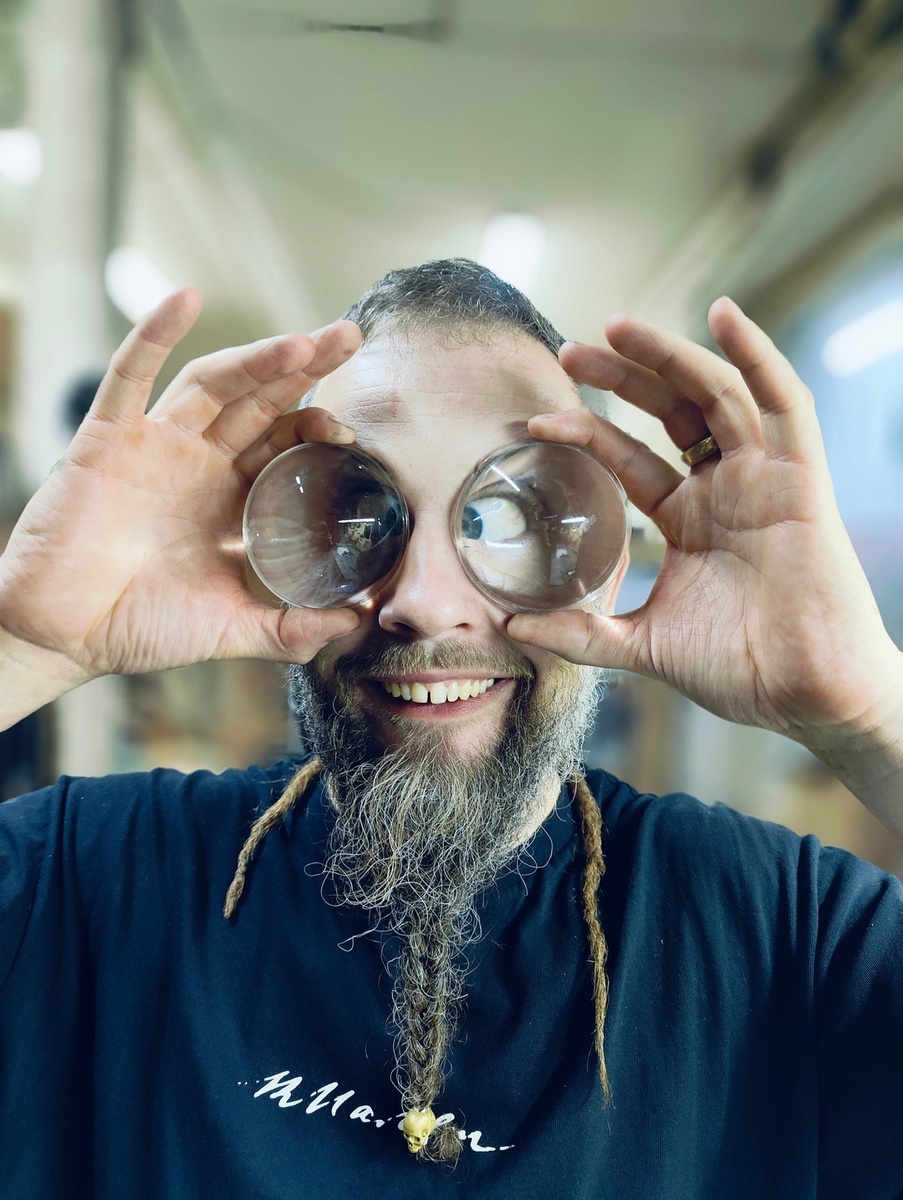 Щербаков — инженер в IT-компании, но челябинец успел побыть артистом и ведущим, занимался битбоксом и аэрографией. Фото: Михаил Щербаков / vk.com