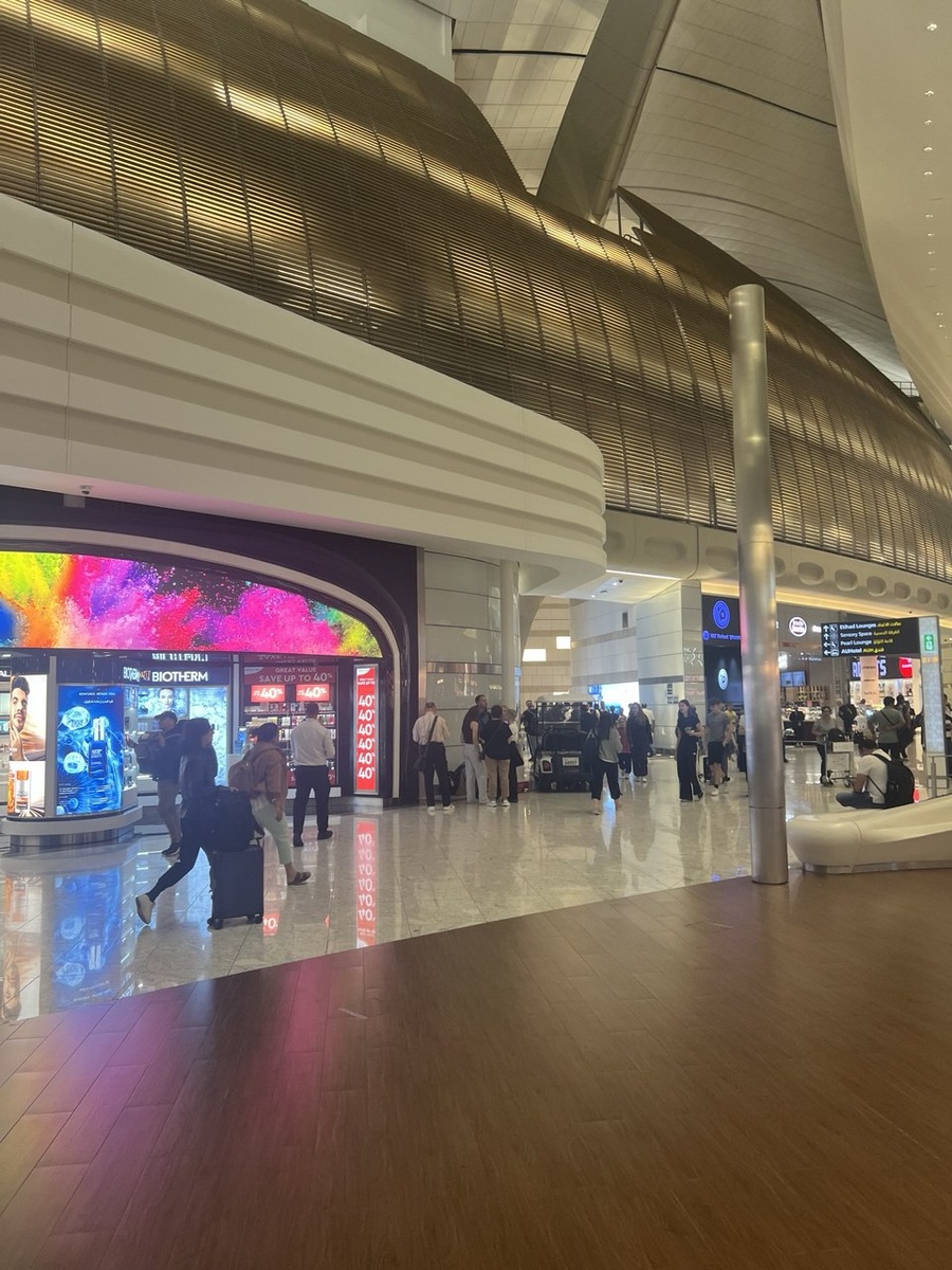 Бизнес-зал в аэропорту Абу-Даби- снаружи