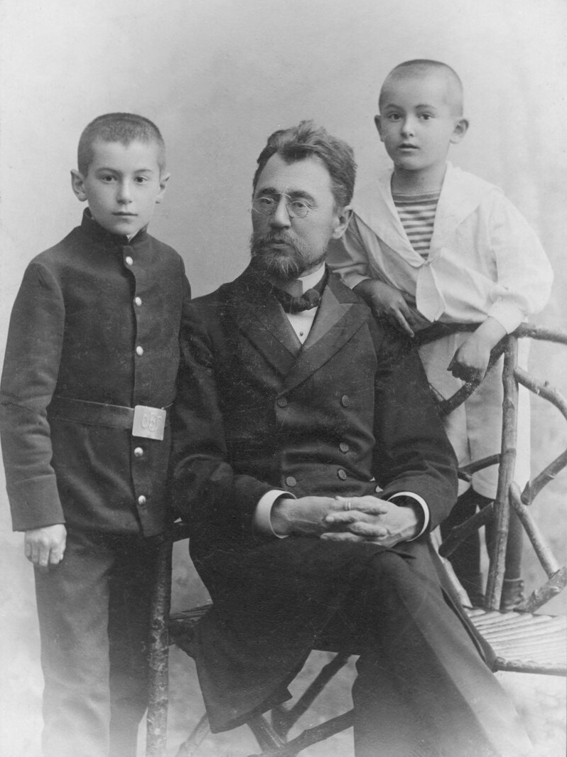 1910 г.. Братья Валентин и Евгений Катаевы с отцом, Петром Васильевичем Катаевым. Источник https://dzen.ru/a/Y6P8z_sFHm-7Zv9R?share_to=link