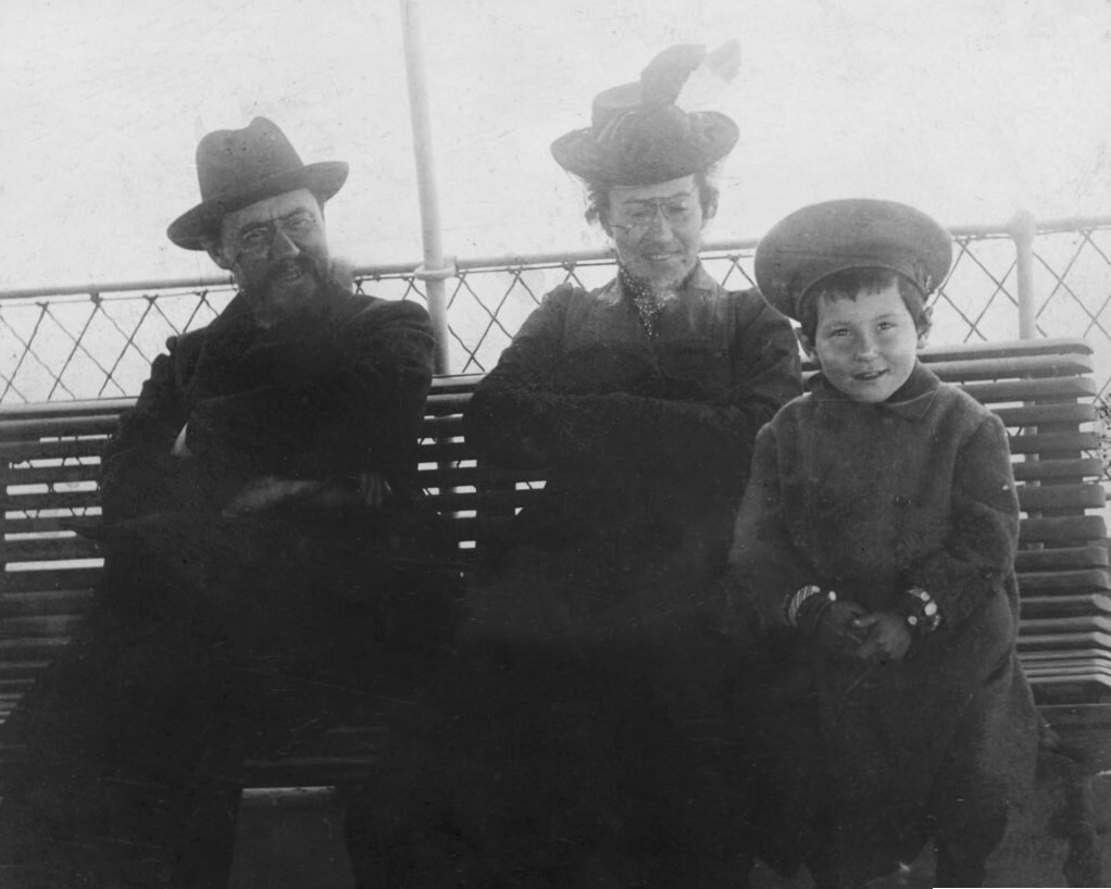 1902 г.. Валентин Катаев с родителями. 1902 г.. Источник: https://dzen.ru/a/Y6P8z_sFHm-7Zv9R?share_to=link