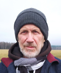 С Уважением Сергей ТретьяковГосударство — это система, состоящая из двух элементов. Первый сложный элемент власть(чиновники). И второй простой элемент народ(население). Основная цель власти(чиновников) удержать власть в своих рука, для этого создаются законы. С помощью законов регулируются материальные отношения человека с окружающей действительностью. Основная цель народа Справедливость.Но справедливость относится к морально этическим принципам. С ее помощью регулируются духовные отношения человека с окружающей действительностью. Власти(чиновникам) не нужна справедливость, народу не нужны законы. Закон не может быть справедливым в некоторых обстоятельствах, так и справедливость не может быть законом в некоторых обстоятельствах. Что закон, что справедливость не могут быть постоянными величинами, они зависят от окружающих обстоятельствах. Поэтому между властью и народом жизненно необходимо взаимодействие.И если народ честно выполняет свои функции, защищает государство(чиновников) в различных войнах и СВО, то государство(чиновники) отказываются защищать народ от несправедливости. Не будет взаимодействия, взаимопонимания от государства(чиновников) что мы имеем в настоящее время, государство как система, разрушится. Чего и добиваются враги России.Если человек в своей жизни основным правом считает закон. Можно смело говорить, что он приверженец власти. Если человек в своей жизни основным правом считает справедливость. С полным основанием можно утверждать, что он приверженец народа.