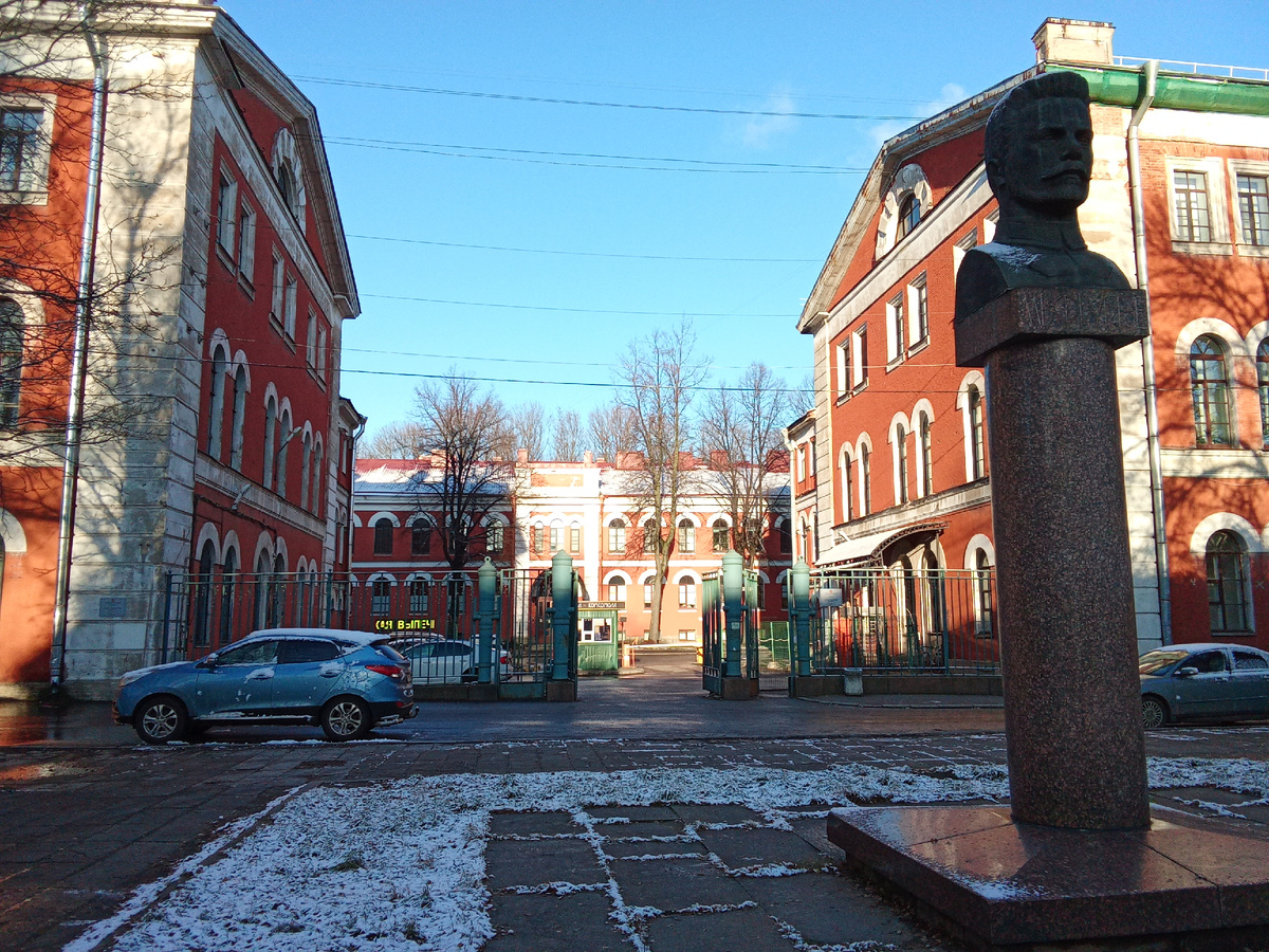 Памятник полководцу М. Фрунзе  на улице Комсомола