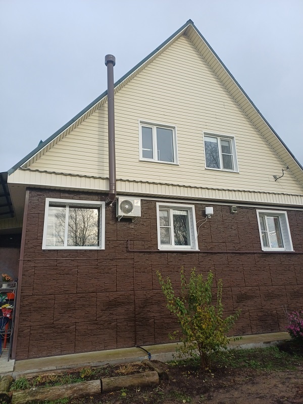 Трубы покрашены, не выделяются на фоне панелей