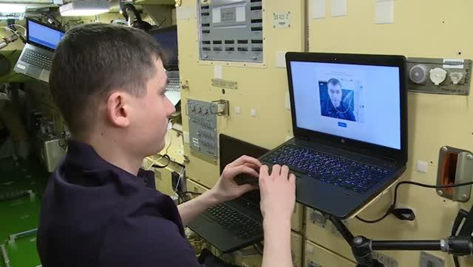 Алексей Зубрицкий участвует в сеансе связи с Землей. Фото: Роскосмос