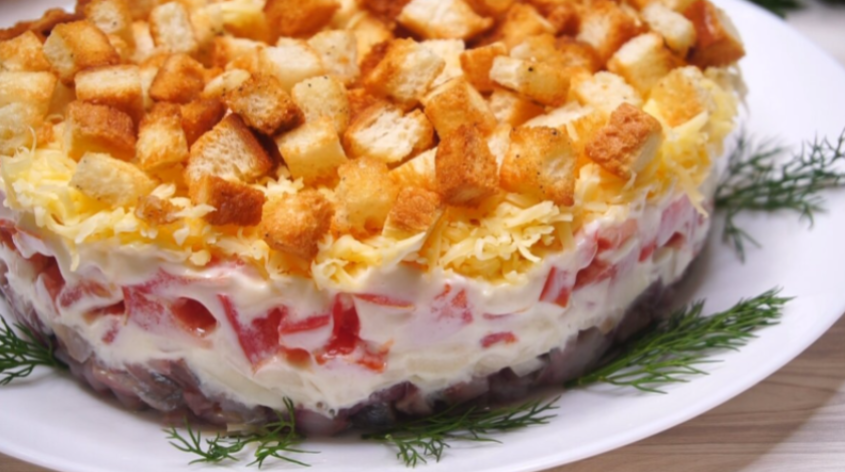 Проще "Оливье", но вкуснее... Салат, который не доживает до конца застолья. И никакой возни с варкой овощей!