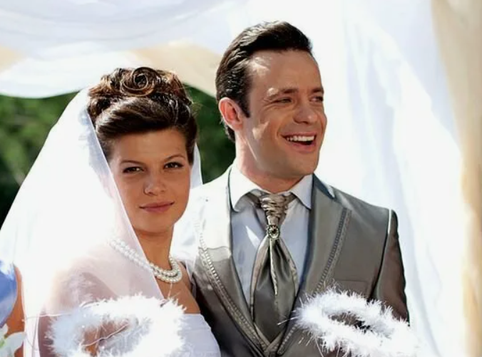 Тайно женился на белоруске, усыновил её ребёнка, и стал многодетным отцом. Как выглядит счастливая семья актера Артема Осипова