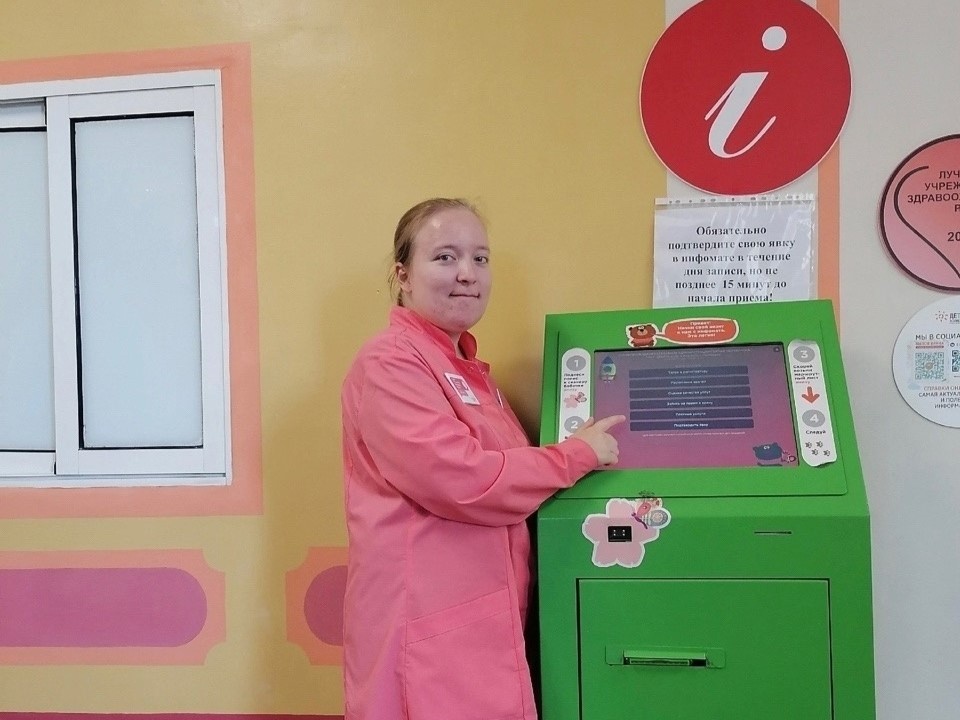 Екатерина Волкова у инфомата в детской поликлинике: помогает распечатать талоны к врачам. Фото: пресс-служба министерства здравоохранения Челябинской области