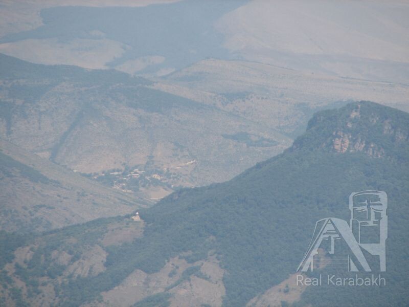 Вид монастыря Гтич (Гтчаванка) из вертолёта. Крепость находилась на вершине горы,виднеющейся справа.Վանքի ճակատագիրը 2020թ. բռնազավթումից հետո անհայտ է: