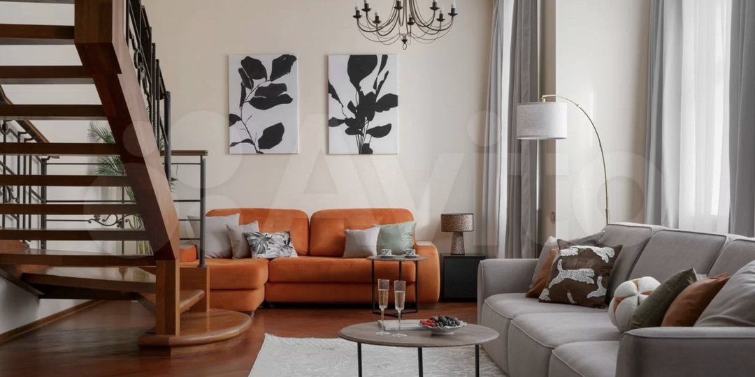 Неудобная для жизни трёхкомнатная квартира в Москве на два этажа