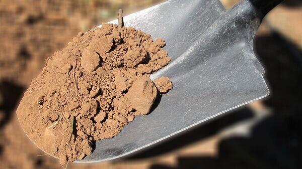    CC BY-SA 2.0 / Simon Berry / Shovel with soil