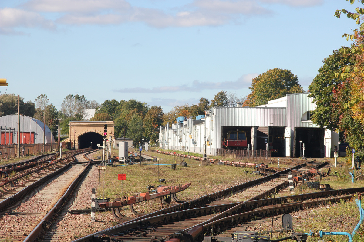 Справа - территория мотодепо.