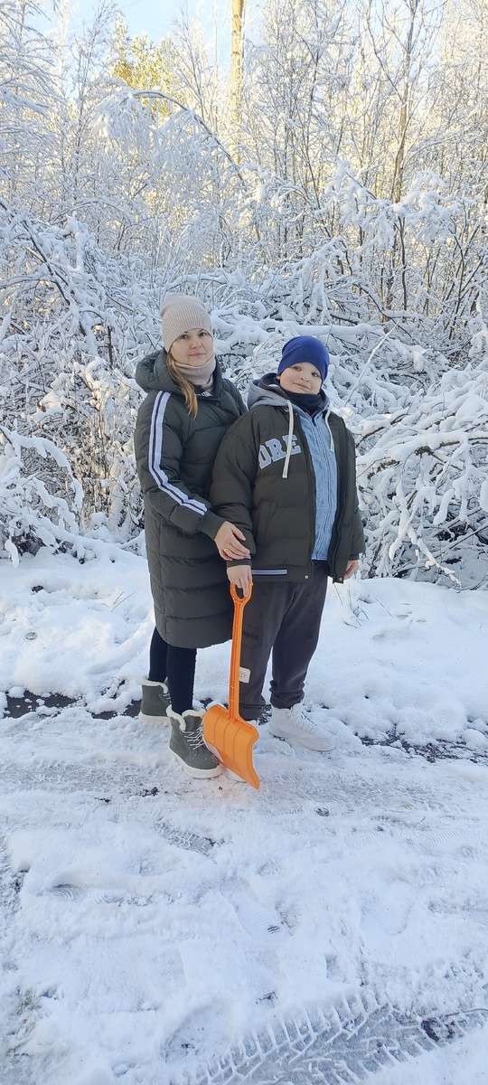 У Жени новая куртка бомбер))) и новые белые  ботиночки 😎