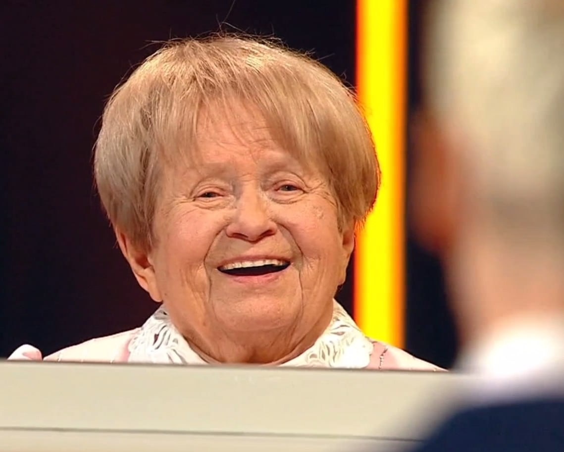 Снимок разместил объективный журналист Вадим Манукян, подписав «Фото минувших выходных. Улыбка Пахмутовой».