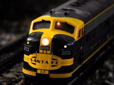    Моддер превратил видеокарту в миниатюрную железную дорогу