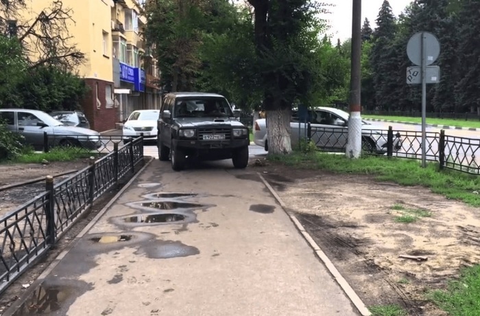 Ездить быстро во дворе нельзя