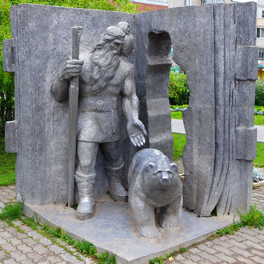 Скульптура Кудым-Оша - легендарного богатыря, культурного героя, персонажа коми-пермяцкого национального эпоса - в городе Кудымкаре Пермского края. Памятник открыт в 2008 году.