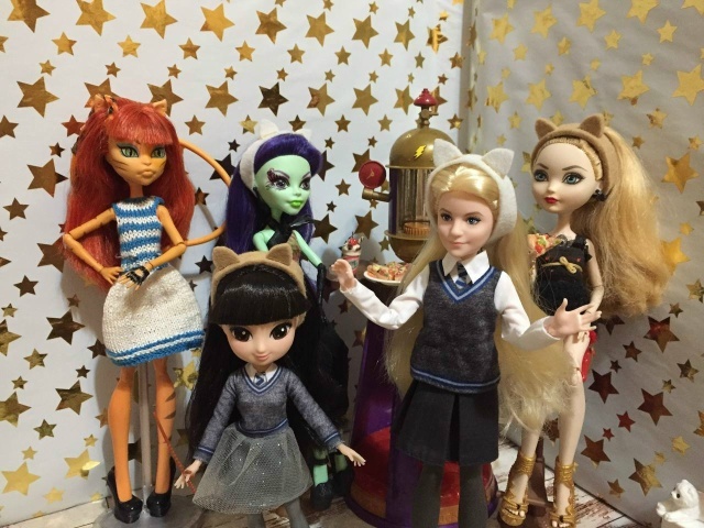 Дено=ь рождения Саны Мурмяу - сегодня все превращаются в кошек.