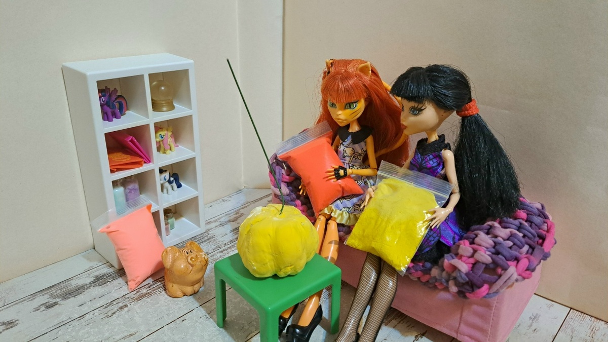 Тыкву любого размера можно сделать из фольги и облепить её двумя слоями пластилина