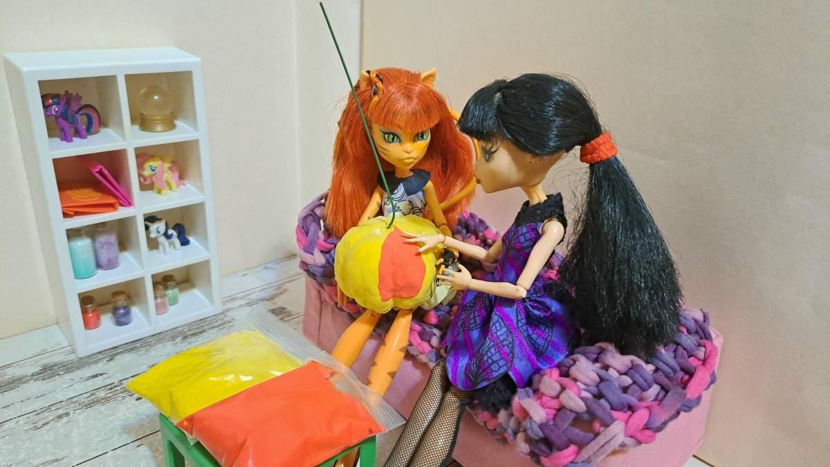 Укрываем фрльгу слоем технической (старой, ненужной) глины, а после высыхания добавляем слой красивой глины. 