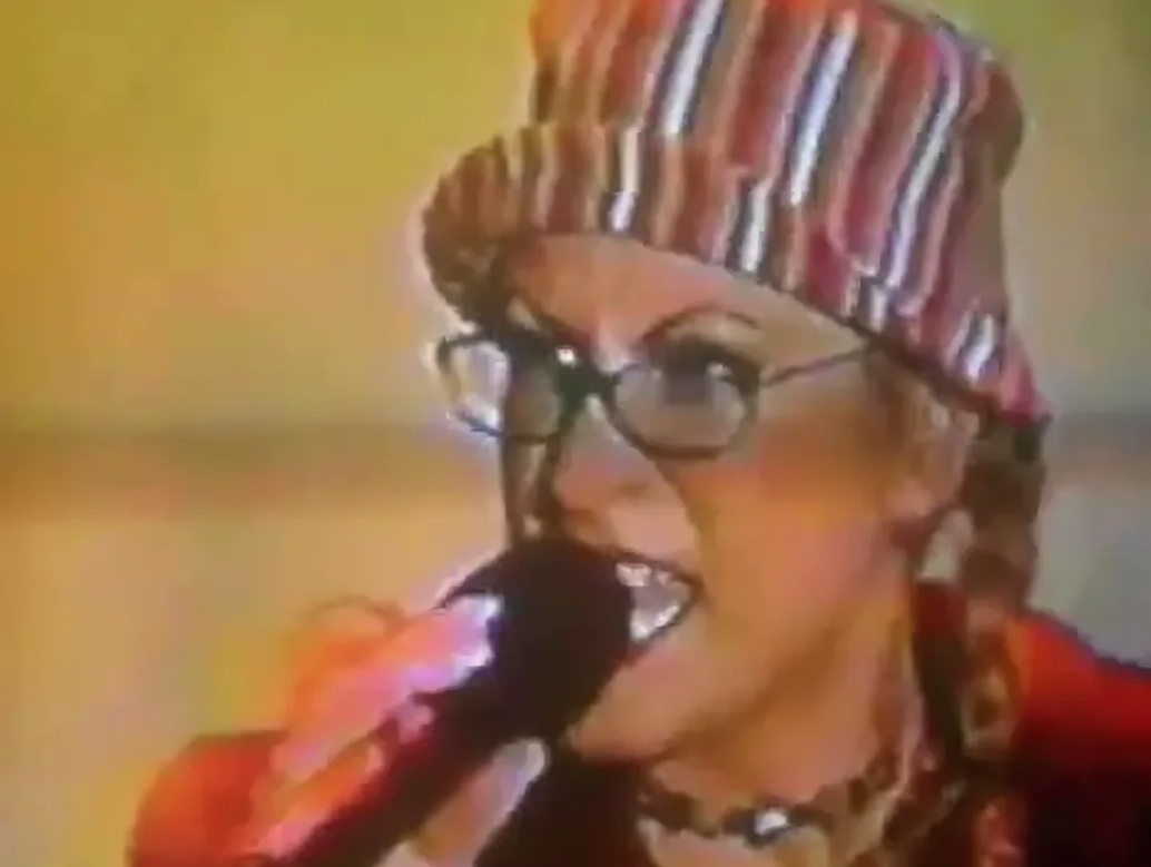 Кадр с выступления Анастейши на MTV The Cut 1998