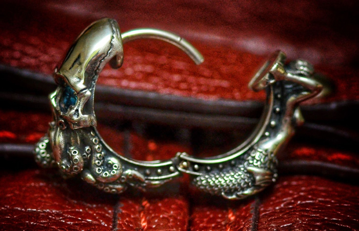 Серьги - лучший пиратский амулет.