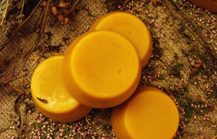 Пираты хранили пчелиный воск прямо в серьгах.