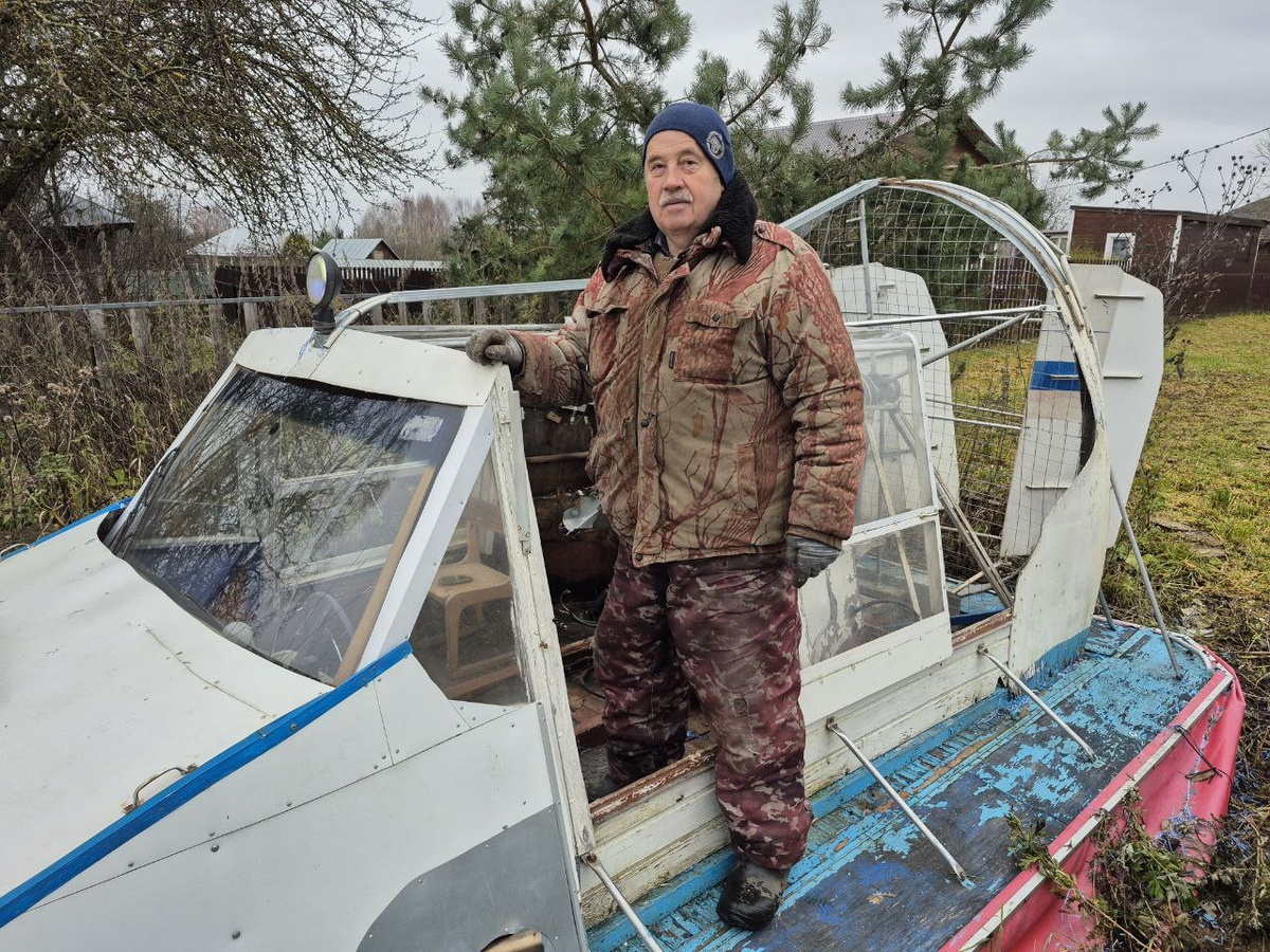 Леонид Лешуков и его катер на воздушной подушке