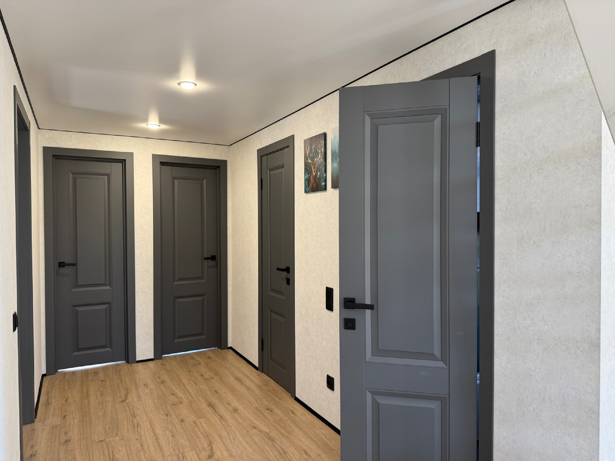 Наши межкомнатные двери Альто 21 в цвете вулкан в доме клиента под Гатчиной