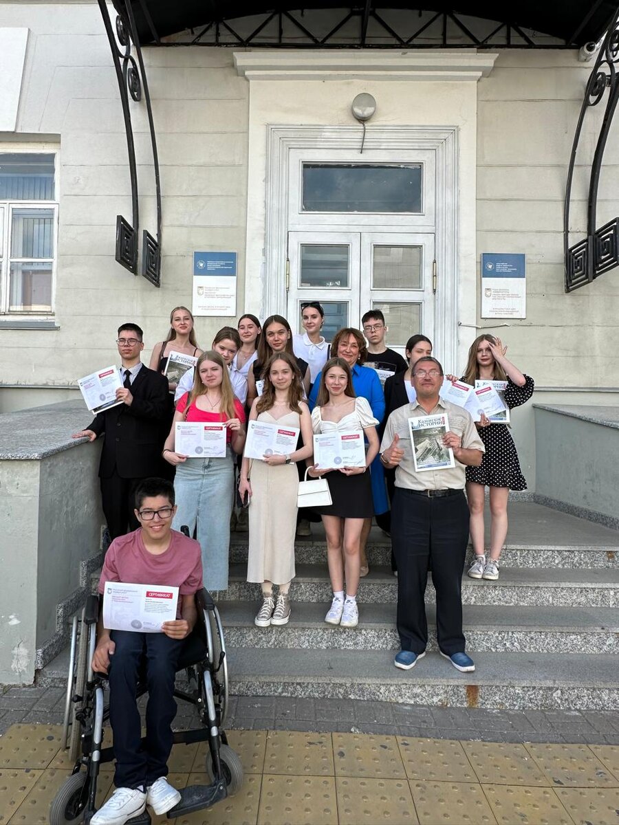 Наш выпуск ШМЖ 2024 года.  Парень в костюме и галстуке  - автор этого канала Никита Курынцев. Личный архив.