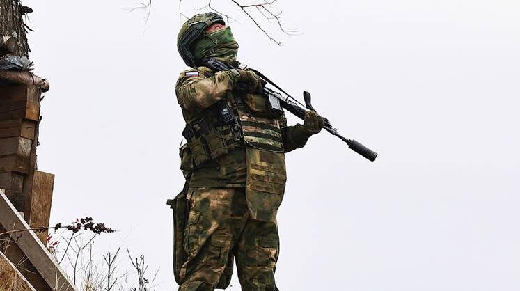    АЛЕКСЕЙ КОНОВАЛОВ/ТАСС Россия. Запорожская область. Военнослужащий подразделения ПВО 11-й отдельной гвардейской десантно-штурмовой бригады ВДВ в составе группировки войск «Днепр» во время несения боевого дежурства на Ореховском направлении