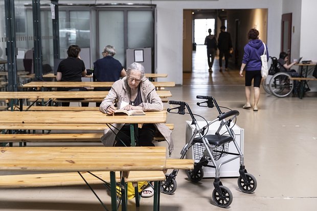    Украинская беженка в столовой временного приюта и центра приема в бывшем аэропорту Тегель, Берлин, Германия, 19 мая 2023 года. Фото: Maja Hitij / Getty Images