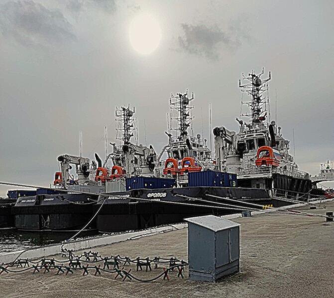    На корме «Александра Фролова» установлены контейнеры с оборудованием, позволяющим с его борта выполнять водолазные работы  Фото: Анна Табаева, личный архив