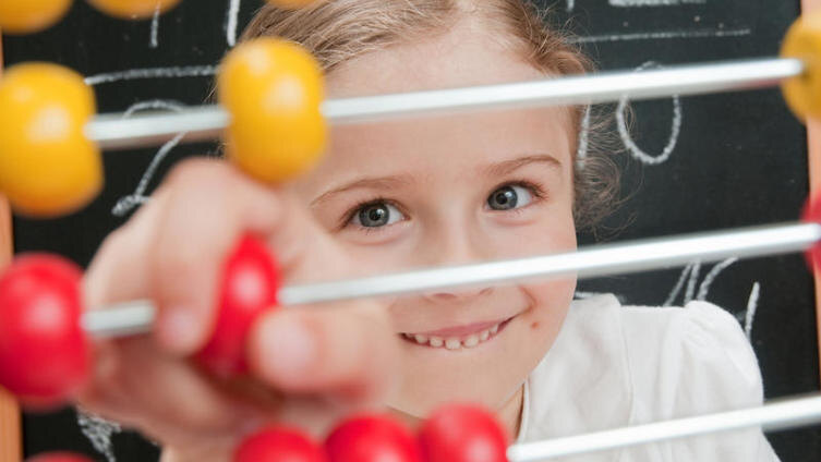    К чему пятак под пяткой? История студенческих примет Фото: gorillaimages, Shutterstock.com