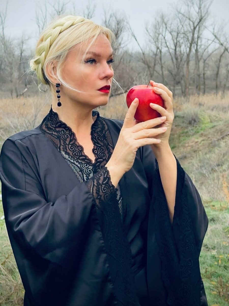 А тьма в них — уверенная, глубокая, настоящая. Она притягивает так же сильно, как и пугает, потому что это энергия, которая не умещается в рамки и не поддаётся контролю.