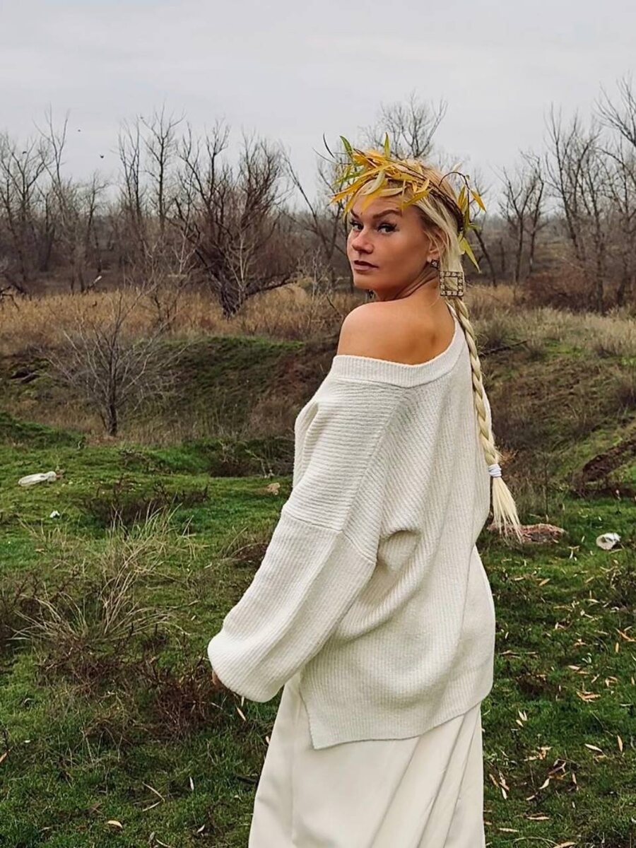 Свет в них тёплый, мягкий, спокойный. Он даёт ощущение того внутреннего присутствия, рядом с которым исчезает напряжение.