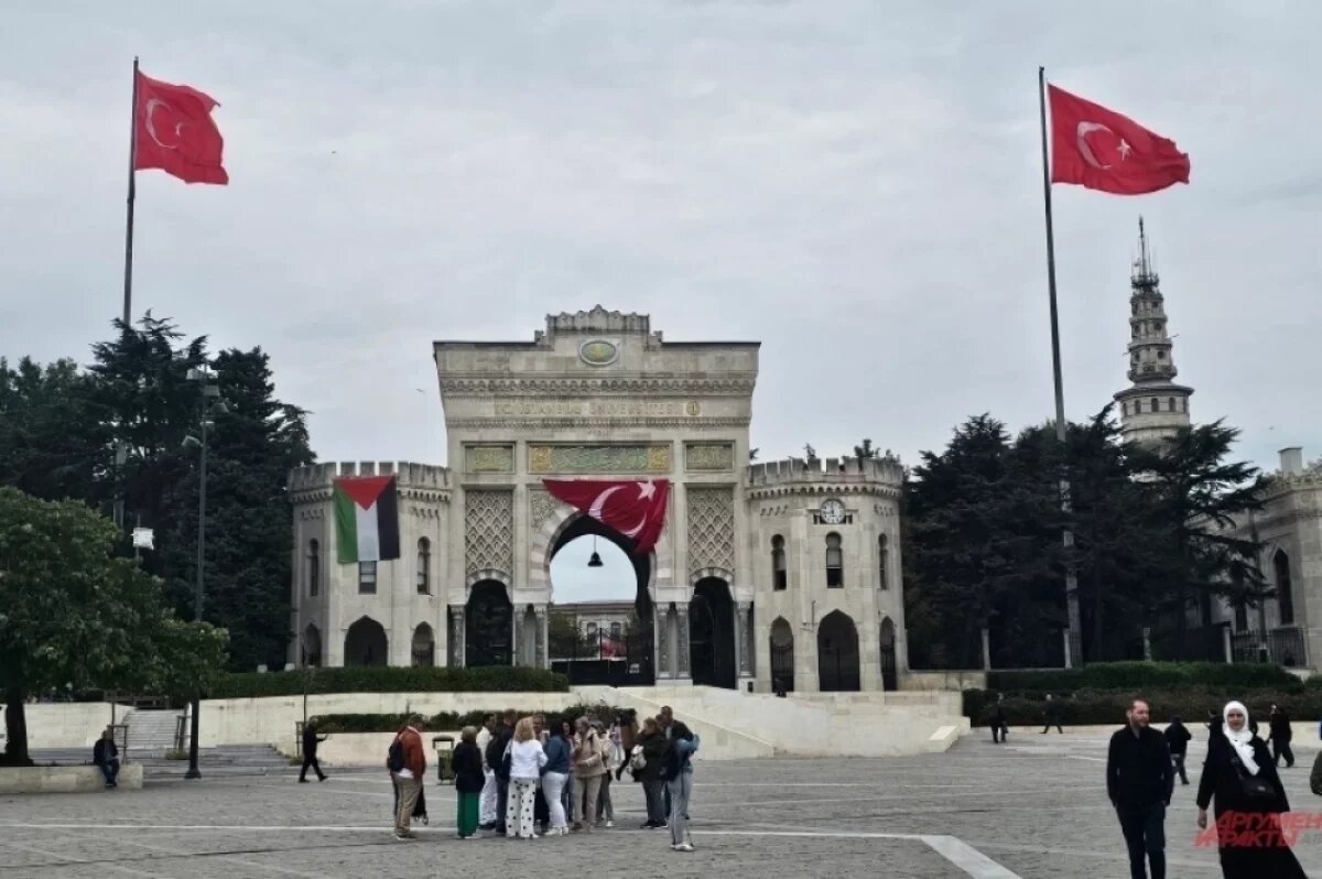    Огромное в прошлом государство, располагавшееся на трёх континентах, исчезло сто лет назад.