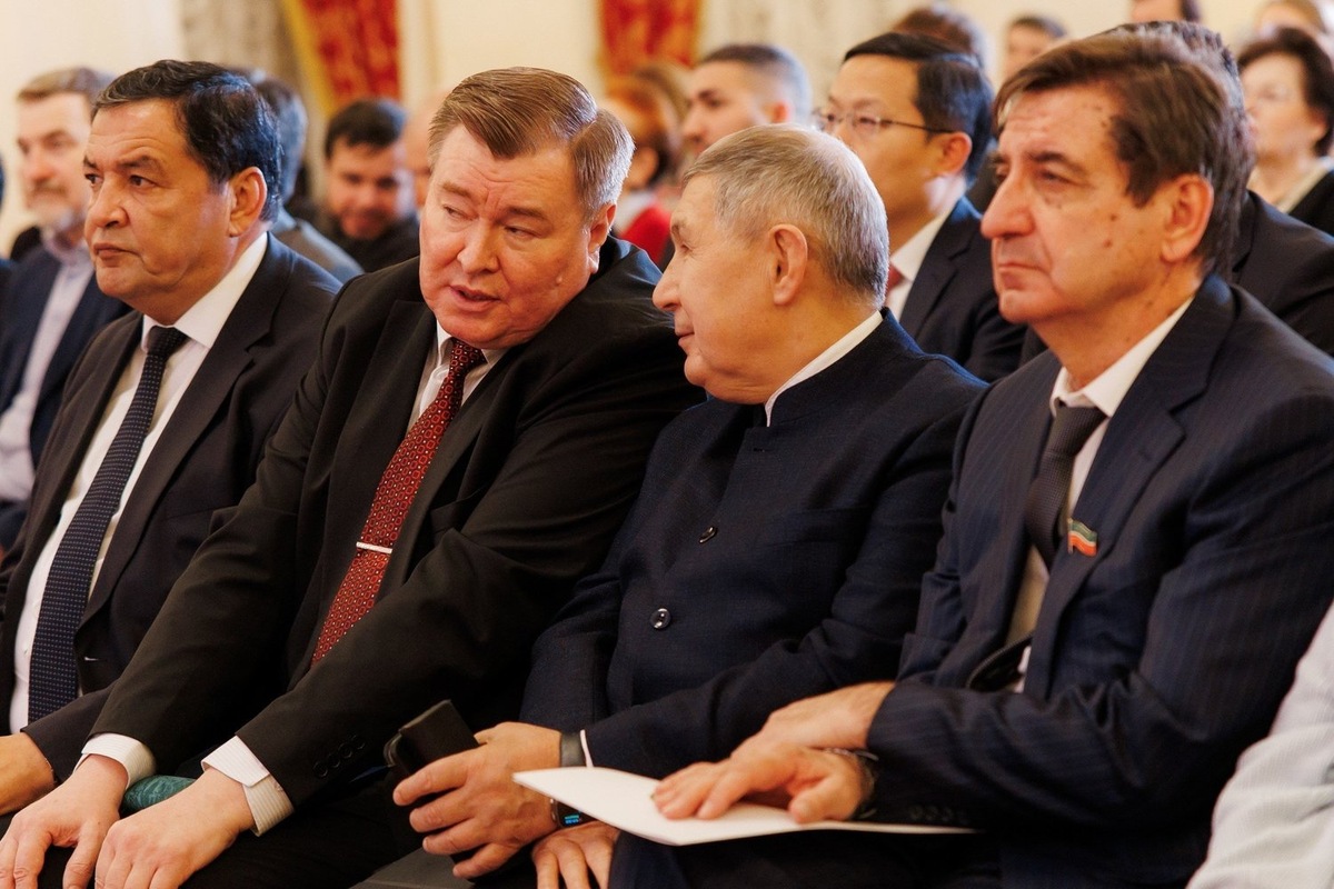    Рифат Фаттахов (второй слева) умеет находить общий язык со всеми. предоставлено фондом имени Рашида Вагапова