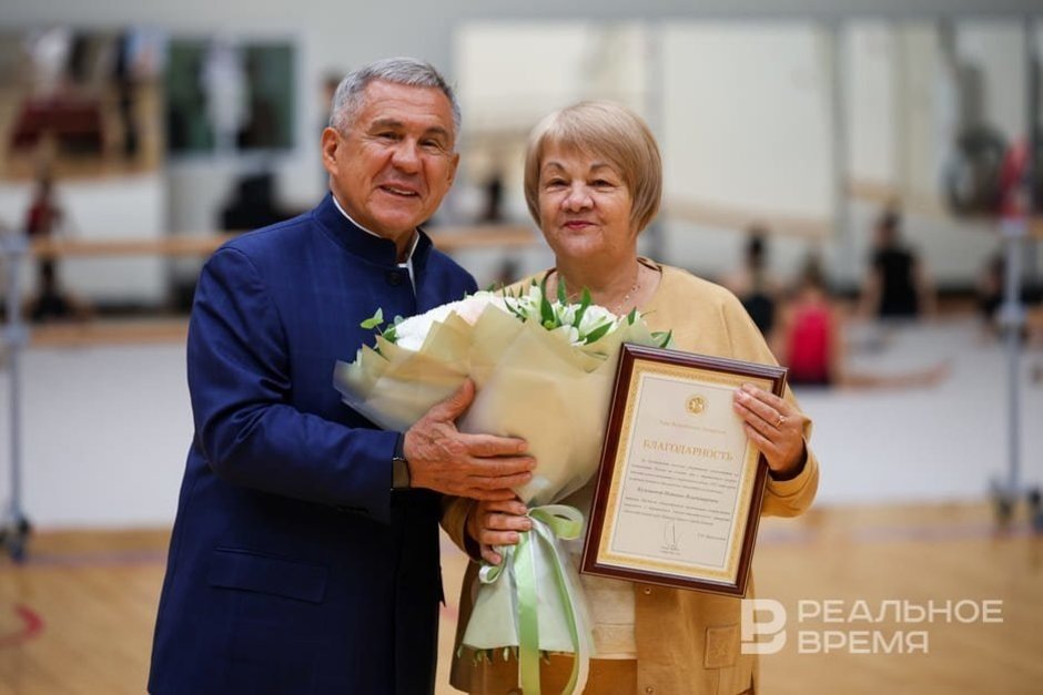    Наталья Кулешова принимает поздравления раиса Татарстана. Артем Дергунов / realnoevremya.ru