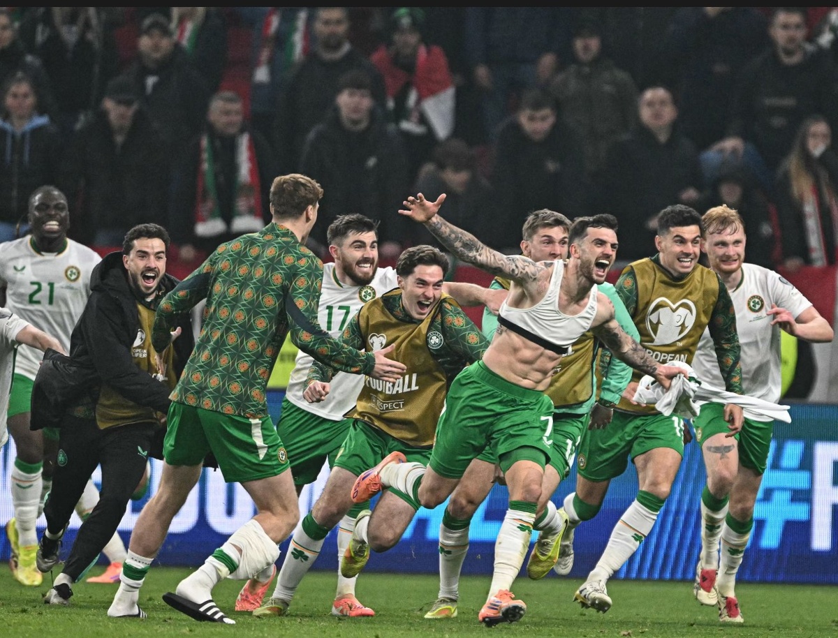     Трой Пэррот и футболисты сборной Ирландии. Фото: The Guardian