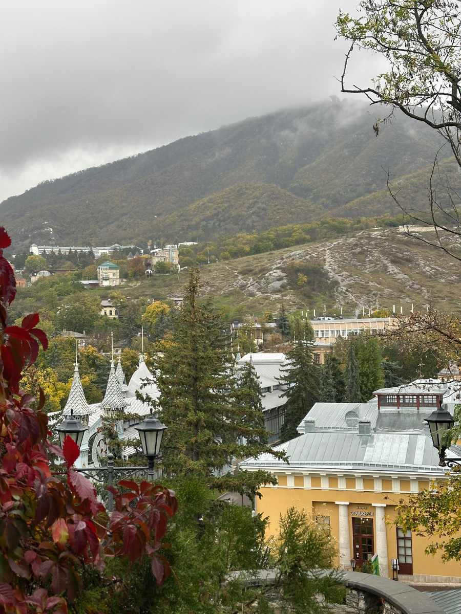 Вид на парк Цветник и гору Машук