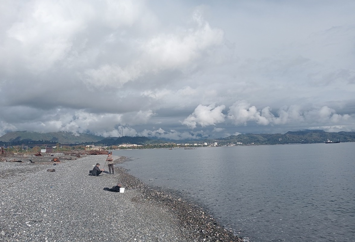 Берег в районе Маяка. Сухум, Абхазия-2025 в октябре