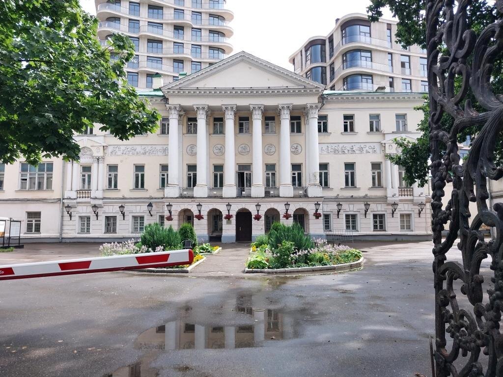 Большой Толмачёвский переулок, дом 3. Июль 2025 г. Из личного архива автора.