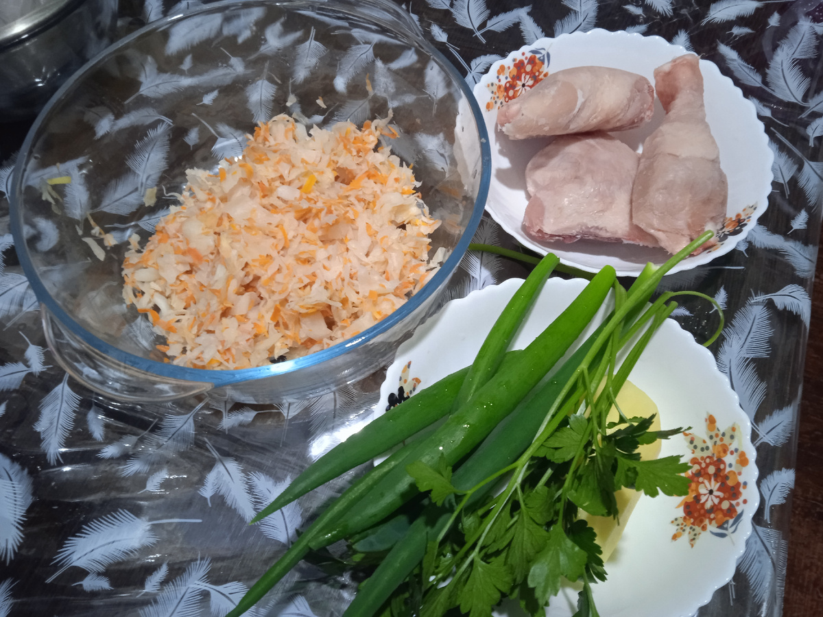 Продукты нужны будут очень простые. Берём 2 Куриных Бедра и одну Куриную Голень.  Кислую Капусту. Зелёный Лук и Петрушку. Один крупный Картофель.