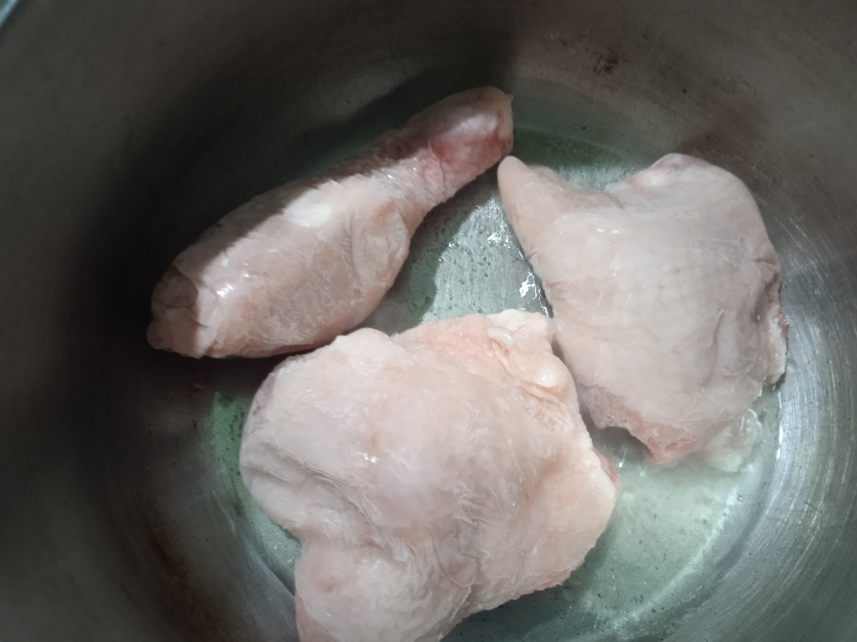 В кастрюлю добавляем Подсолнечное Масло. Мясо хорошо обжариваем на среднем огне.