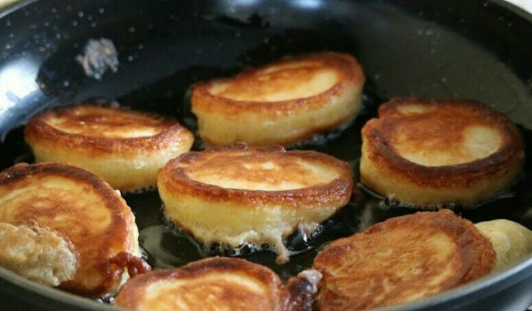 Как улучшить тесто на оладьи: 3 добавки - и тесто как пух, высокие и пышные, “растут” выше крышки. И не пригорают - и много масла не нужно