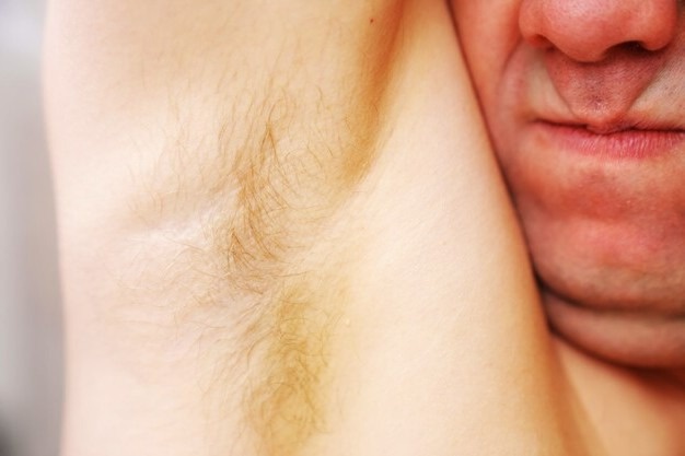 Многие мужчины игнорируют дезодорант, считая это чем-то несерьезным, и именно это чаще всего выдает их возраст.
