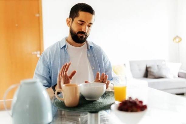 Поэтому отсутствие аппетита утром - это не достоинство, а симптом нарушения чувствительности к инсулину.
