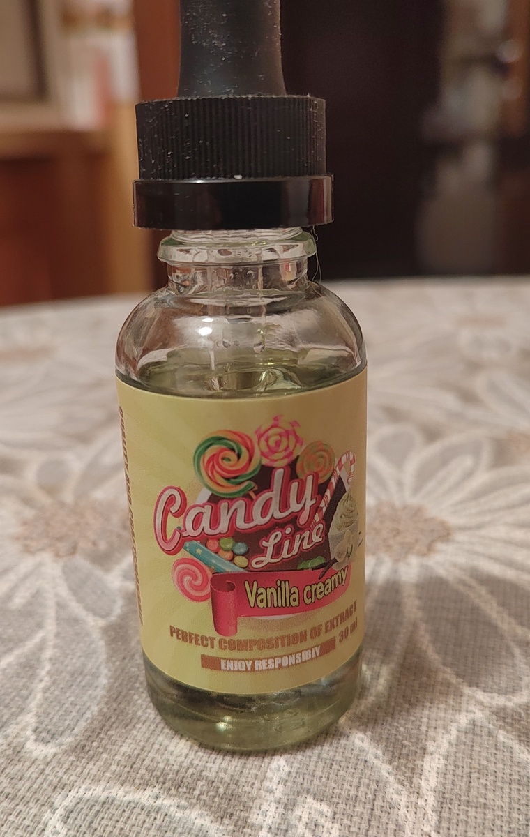 Вместо ванильного сахара использую такую эссенцию, покупала на ВБ. Она с пипеткой, несколько капель в крем достаточно.